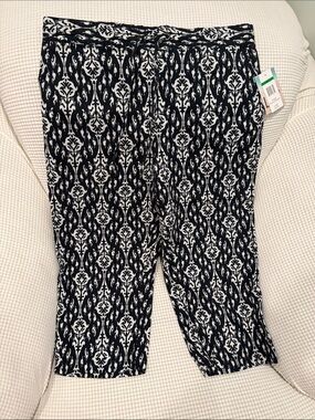 Navy Blue & White Patterned Pull-On Capris
